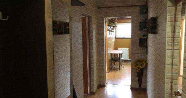 Vand sau inchiriez apartament doua camere petrosani zona centrala