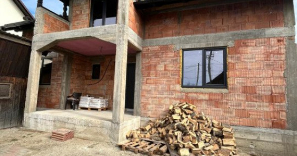 Casa la rosu, 300 mp, 31 ari de teren, maneuti-fratautii vec