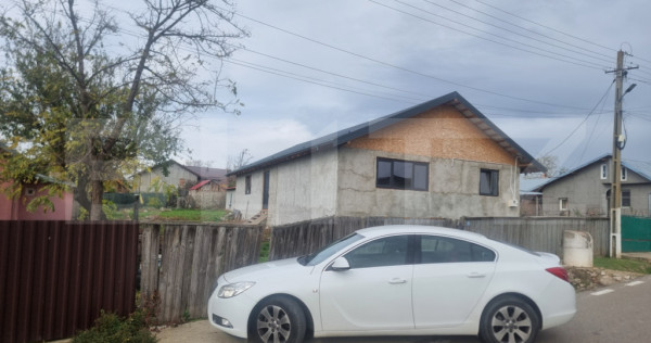 Casa la rosu cu teren