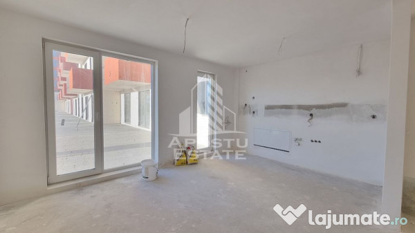 Apartament 3 camere, bloc nou, loc de parcare, zona Toron...