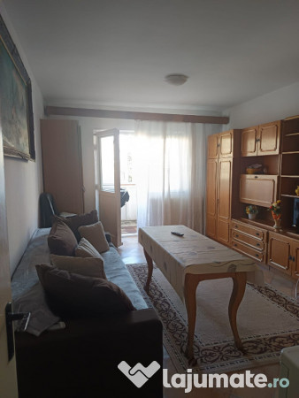 Apartament cu 3 camere, decomandat - zona Tractorul