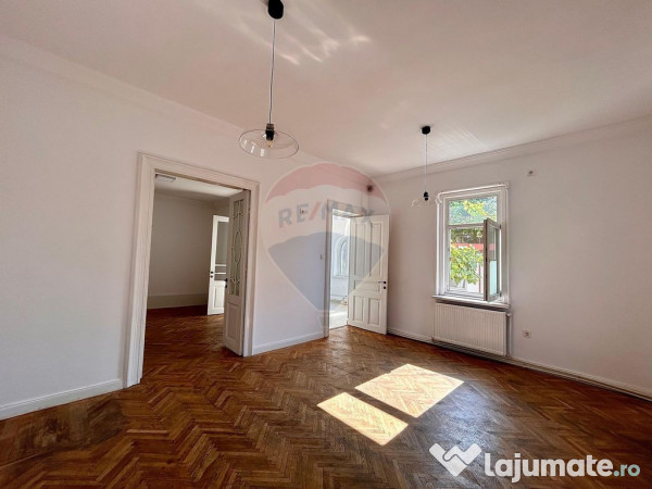 Casă cu 3 camere de închiriat în zona pietei mari