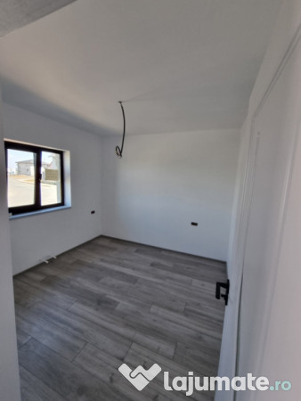 Casă de vânzare în valu lui traian – 2 dormitoare + living + terasă