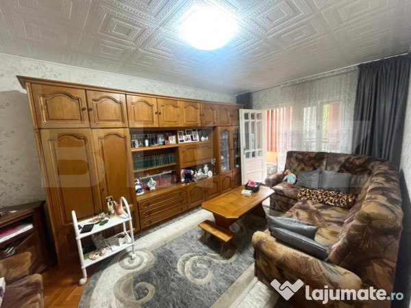 Apartament cu 3 camere, etaj 1, decomandat, zona lipovei