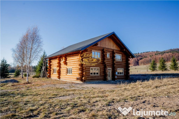 Casa din lemn rotund in Izvoru Muresului