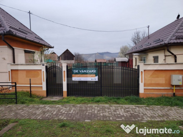 Proprietate cu 2 case in centrul localitatii ogra