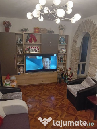 Apartament cu 4 camere, semidecomandat, situat în micro ...