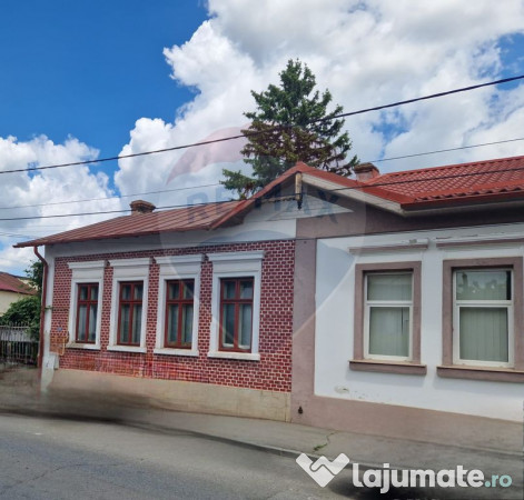 Casă / vilă 4 camere , teren 809 mp , str. sf. apostoli