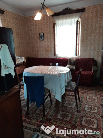 Casa taraneasca + teren de vanzare
