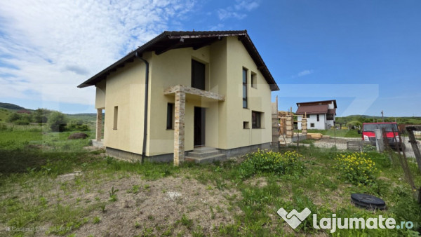 Casă spațioasă de vânzare, cu 4 camere, 150 mp, bistrita