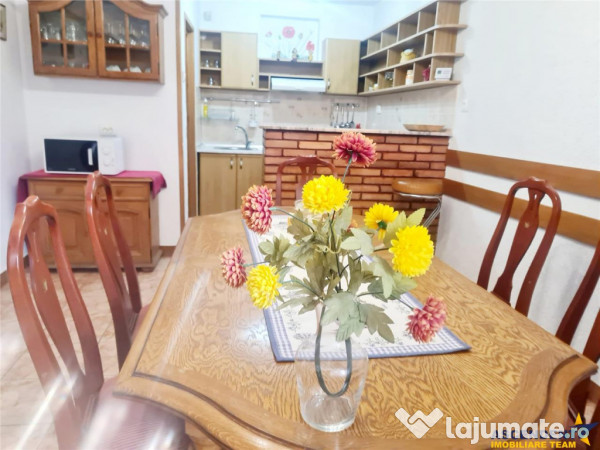 Vila cu 6 camere si garaj propriu, centrul istoric drumul po