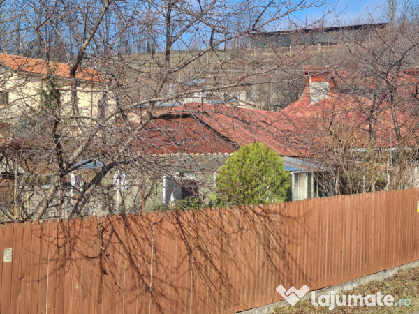 Casa bătrânească in zona liniștită