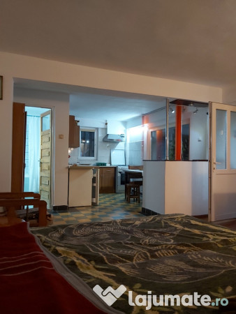 Inchiriez garsoniera Sinaia zona Manastire-Peles termen lung