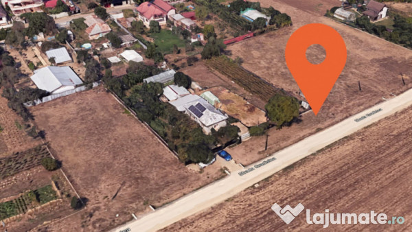 Teren intre case. gaze si electricitate. orientare sud.