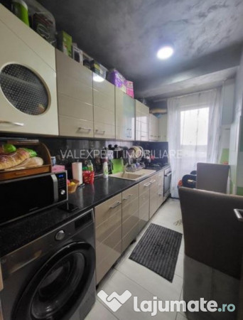 Apartament 2 camere mobilat, decomandat, loc de parcare, bloc cu lift