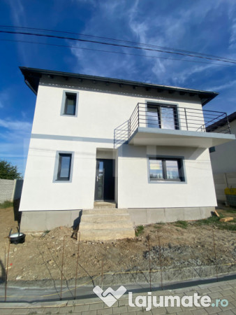 Casa individuala cu 5 camere, zona cristian