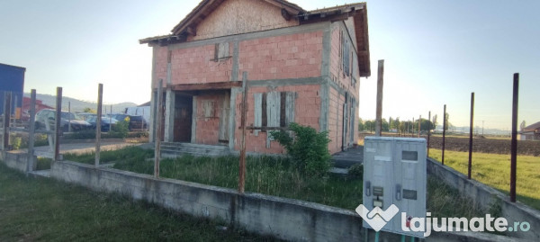 Casa la rosu p+m savinesti neamt