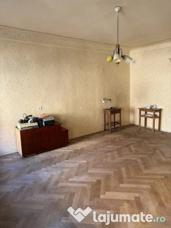 Apartament cu 3 camere, decomandat - zona Centru Istoric