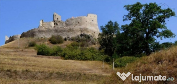 Teren intravilan la baza cetatii rupea