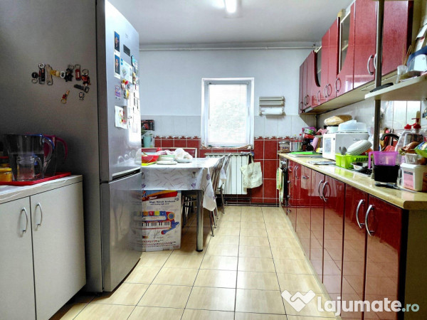 Apartament 4 camere decomandat etaj 3 zona hortensiei