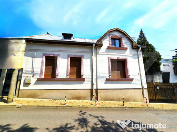 Casă individuală cu arhitectură clasică, renovată exter