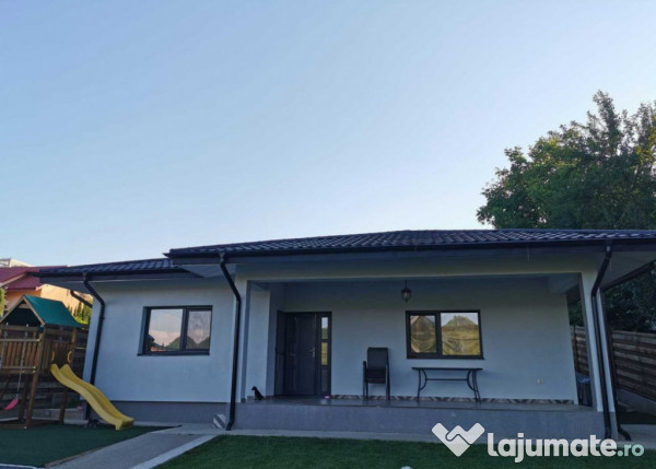 Casa parter, 4 camere, 2 bai, mobilata cu 450 mp teren in z