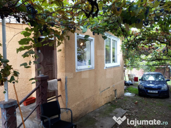 Casă renovabilă cu 2 camere de vânzare în gruia