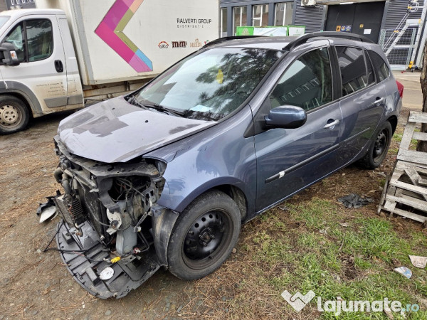 Renault Clio 1.2 benzină, 2009, avariat frontal (motorul funcțional)