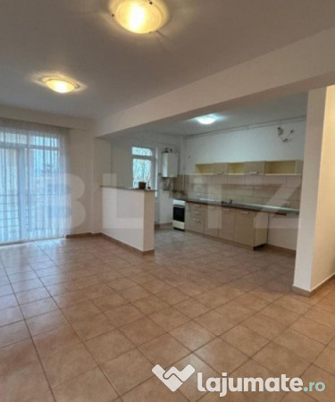 Apartament 3 camere , 2 balcoane deschise, terasa generoasa,