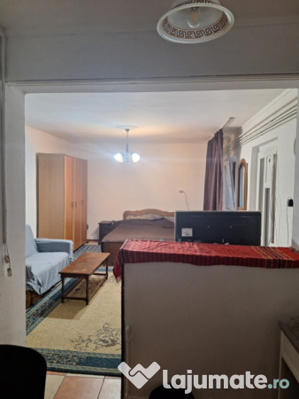 Închiriez garsoniera la curte