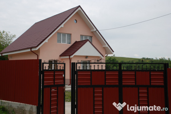 Casă tip vilă de vânzare în comuna poduri, județul bacău