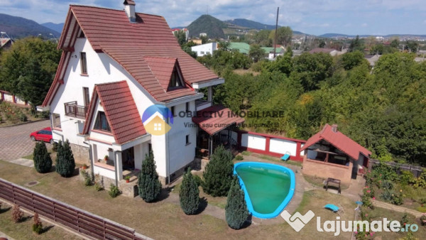 Casă cu priveliște spectaculoasă spre munte – piatra ne