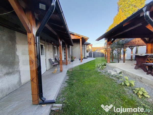 Casa cu 3 camere,baie, bucatarie,anexe.pivniță teren 800 m