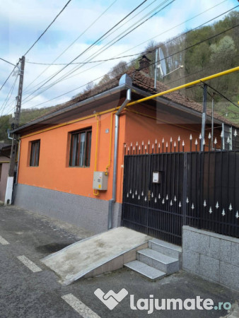 Vand casa la nadrag zona linistita foarte aproape de centru